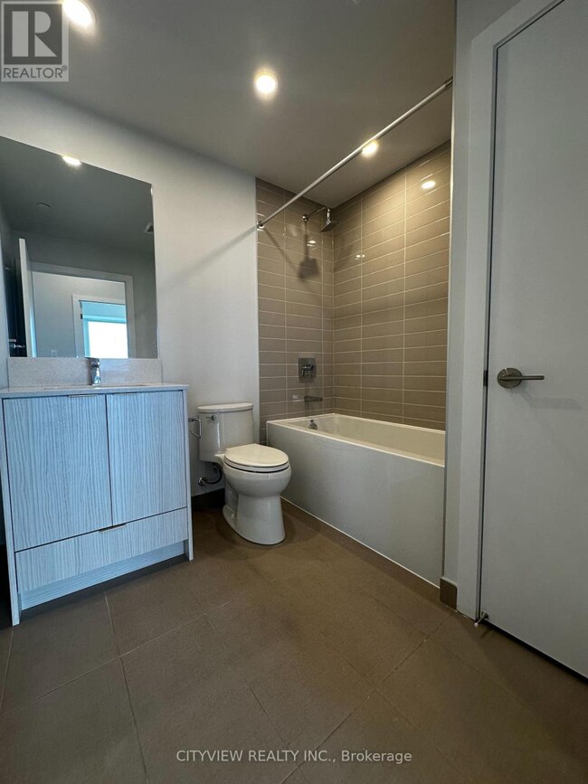 Photo du bâtiment - 430-430 Square One Dr