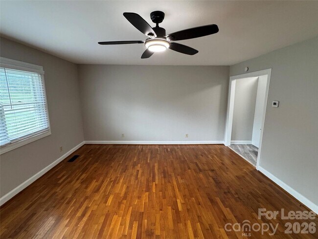 Foto del edificio - 2112 N Stewart Ave