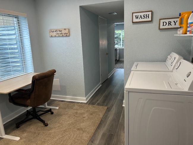 Foto del edificio - 4922 N Silverlace Dr