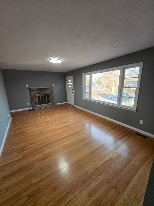 Foto del edificio - Charming 3-Bedroom, 2-Bathroom Brick Home for Rent