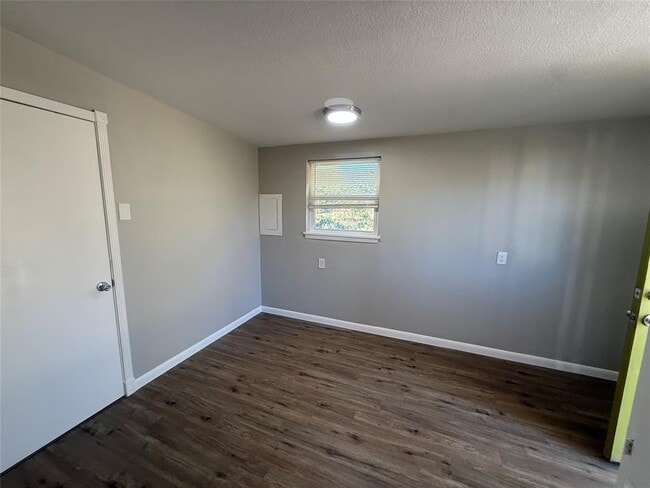 Building Photo - 176 W Sweetbriar Dr