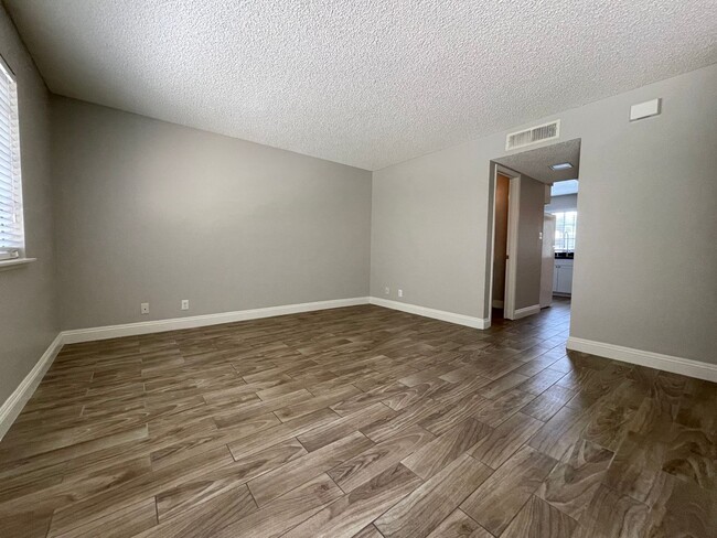 Foto del edificio - 7084 Burcot Ave