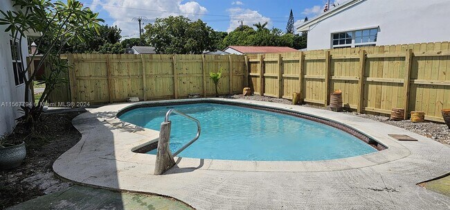 Building Photo - 41 SE 3rd Pl