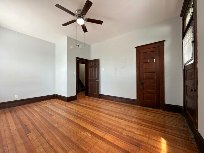 Foto del edificio - 1852 Russell Blvd