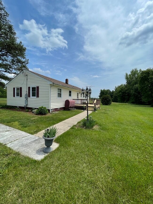 Building Photo - 4 Bedroom 1.5 Bath Large Yard