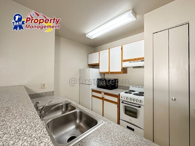 Foto del edificio - 870 W Belmont Cir