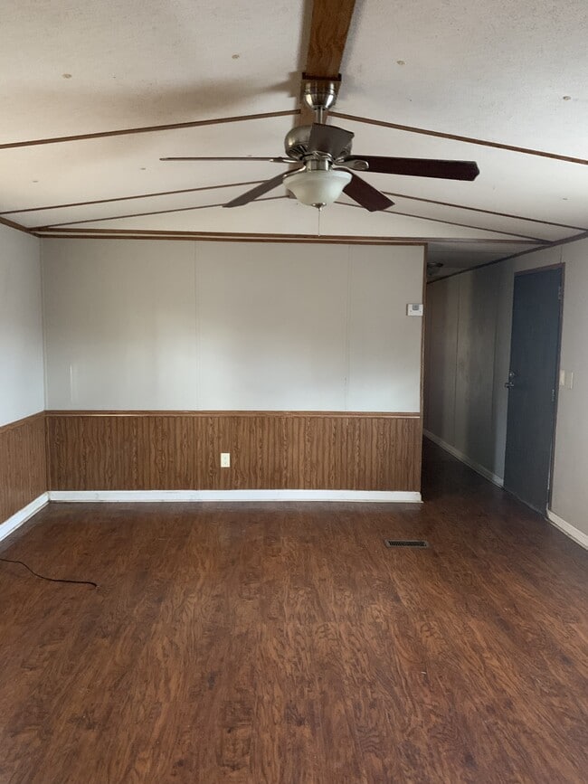 Building Photo - 502 Kayla St