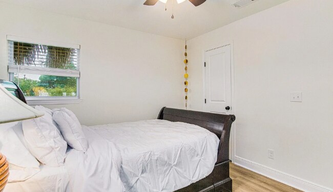 Building Photo - 814 W Gonzalez St