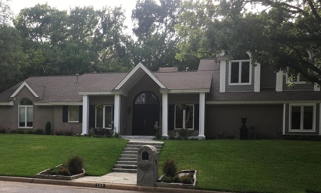 Front of Home. Apartment is in the rear. - 504 Oak Hollow Ln