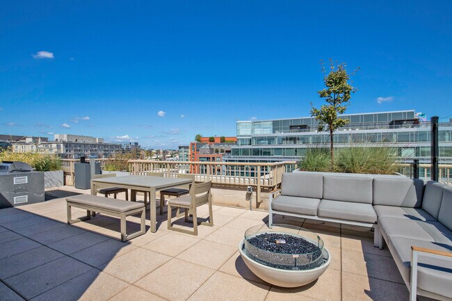 Foto del edificio - 450 Massachusetts Ave NW