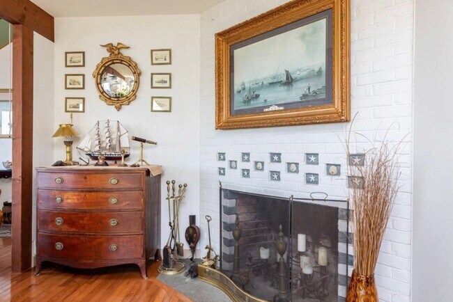 Chimenea en la entrada principal - 6 Crowninshield Rd