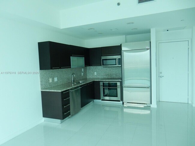 Building Photo - 950 Brickell Bay Dr