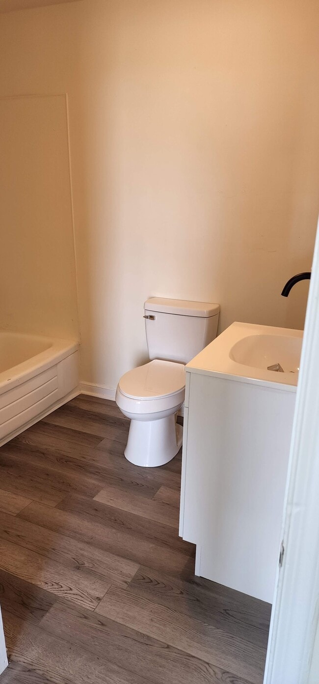 Abajo Baño completo - 712 Halifax St