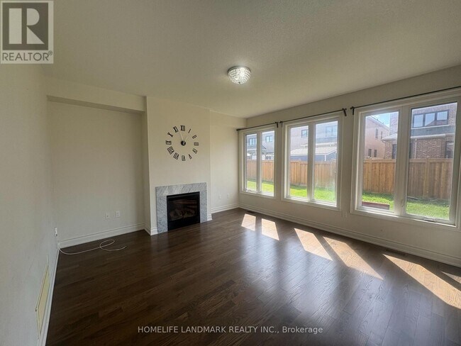 Photo du bâtiment - 8 Yarrow Ln