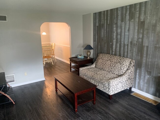 Foto del edificio - THREE BEDROOM TOWNHOME