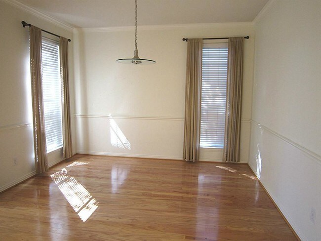 Building Photo - 1528 Mesa Verde Dr