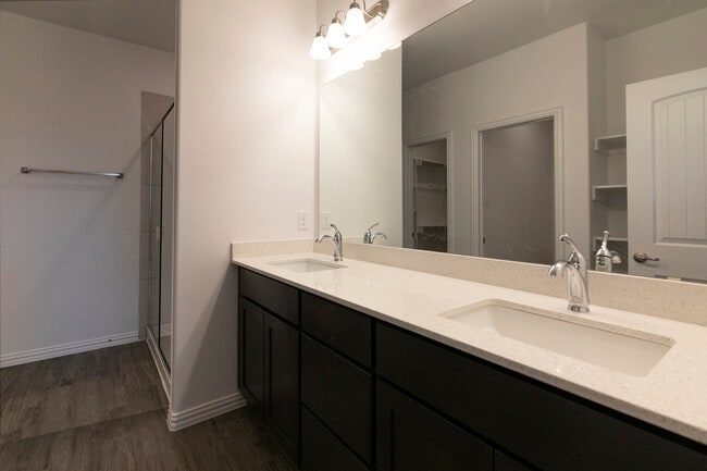 Foto del edificio - 1450 Waterview Dr