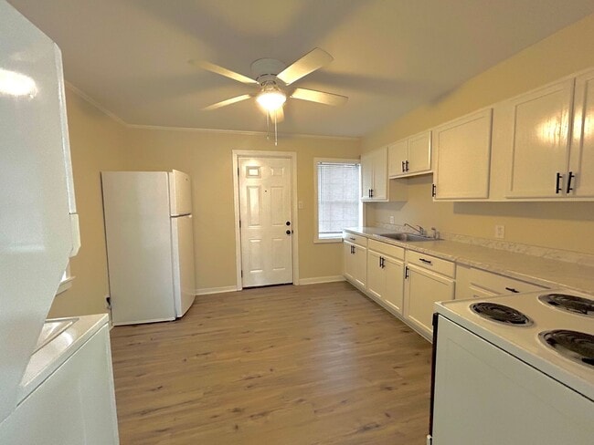 Building Photo - Beautifully remodeled 2-bedroom, 1-bathroo...