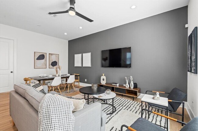 Building Photo - 5207 Pine Tree Dr