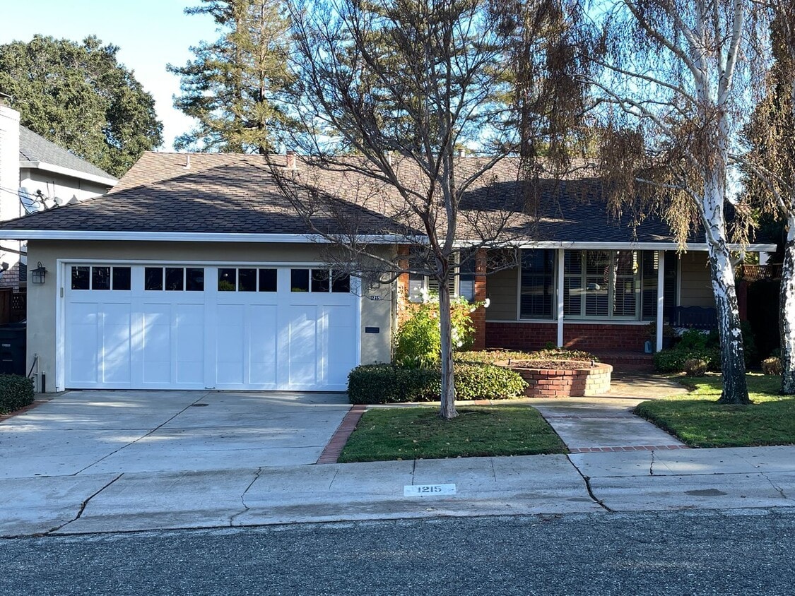 Primary Photo - Charming 3bd / 2.5 ba home- Great location...