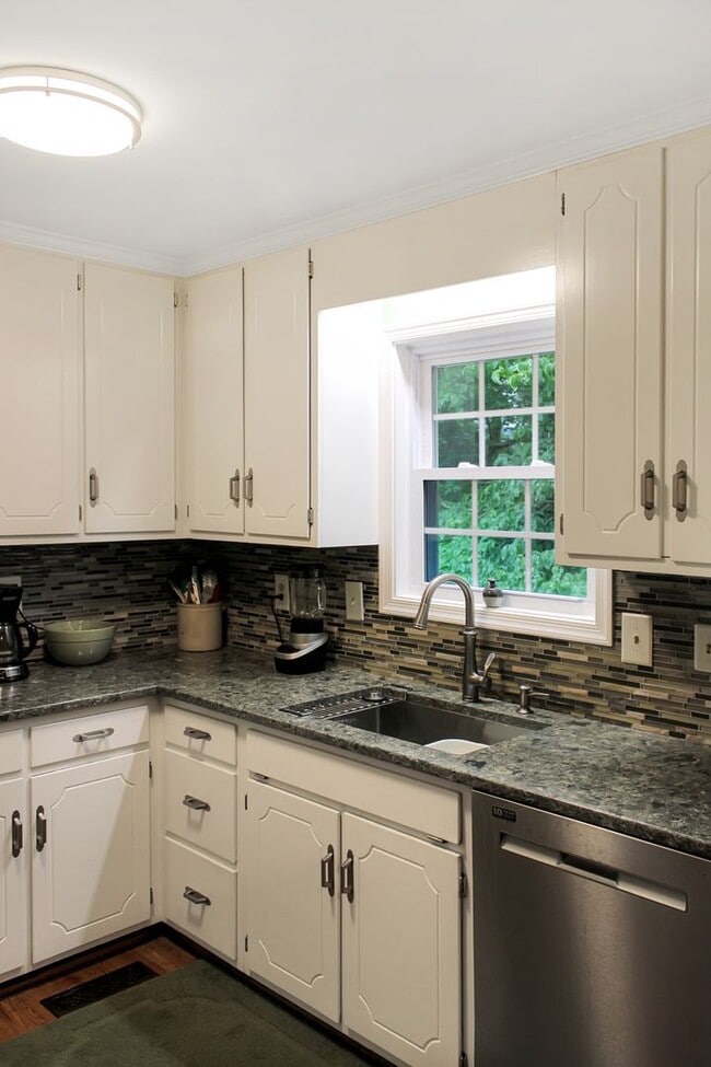 Foto del edificio - Furnished 2-bedroom / 1-bath