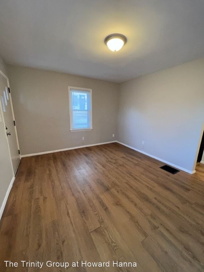 Building Photo - 3 br, 1 bath House - 121 Rosslyn Avenue