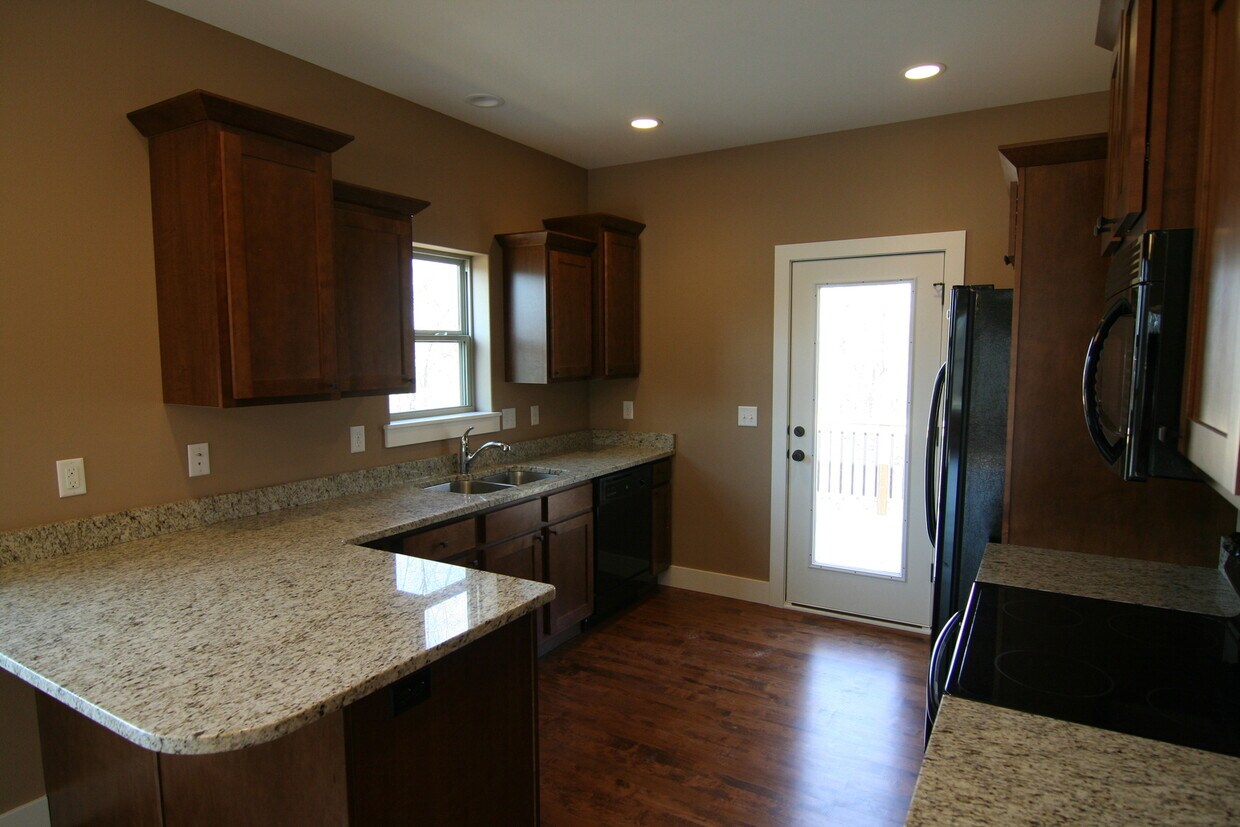 Foto principal - 4 Bedroom, 3 bath close to University and ...