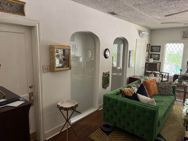Den / Living Room - 4006 Hawthorne Ave