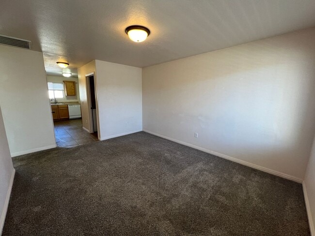 Building Photo - Move-In Discount! 2 Bedroom - 1 bath - Beautiful Views and Great Location!