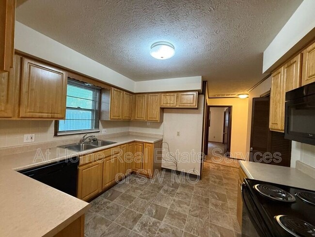 Building Photo - 2848 E Loren St