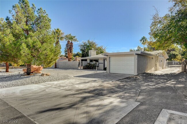 Building Photo - 3337 Smoke Tree Ln