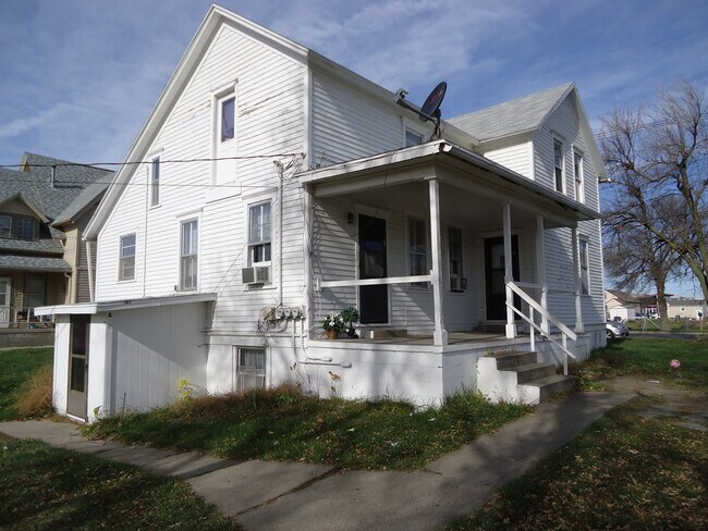 Building Photo - 501 Elm Ave