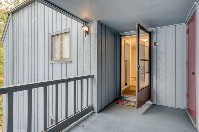 Foto del edificio - 10 Deepwood Dr