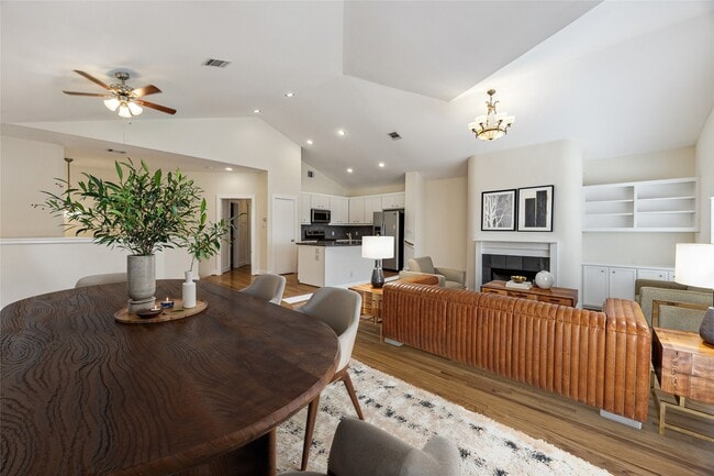 Foto del edificio - 9829 Riddlelink Ln