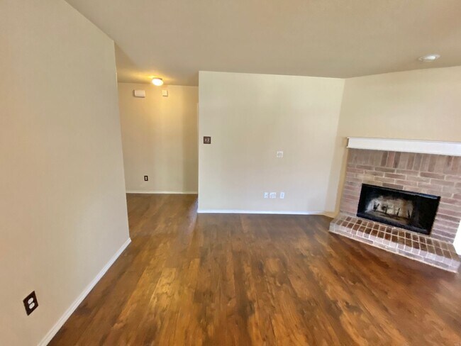 Building Photo - Open Floorplan and Amazing Resort Style Community!