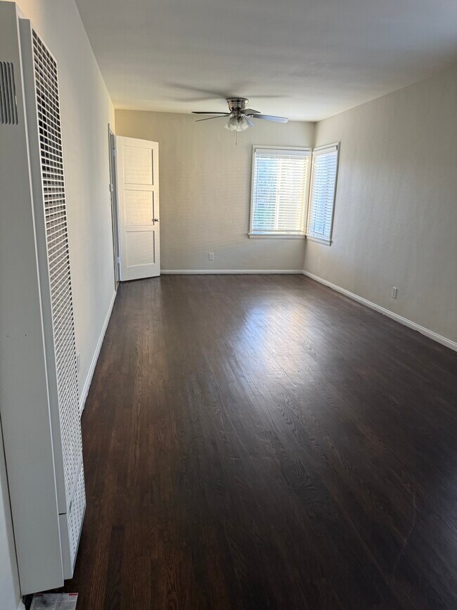 pisos de madera de roble - 14818 Magnolia Blvd