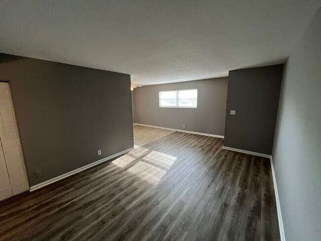 Foto del edificio - 2219 Rockford Ln