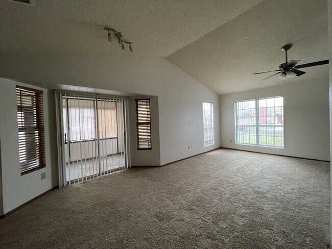 Foto del edificio - 900 Haynes Dr