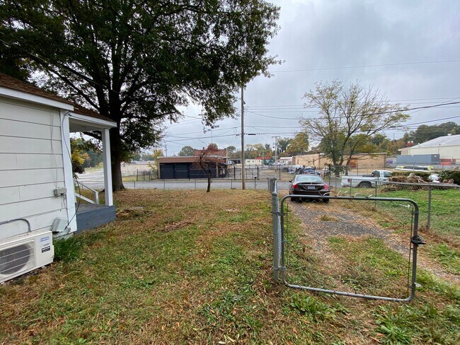 Building Photo - 1404 Rosewood Ln