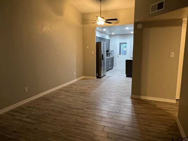 Foto del edificio - 2 Bed 1 Bath Duplex