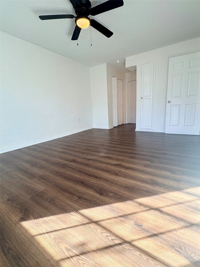 Foto del edificio - 2744 Briarhurst Dr