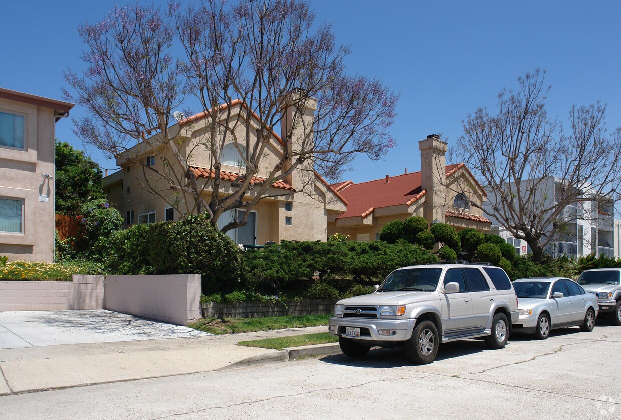 Foto del edificio - 1048-1060 Sapphire St