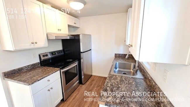 Building Photo - Charming Renovated 2 Bed/1 Bath Apartment ...