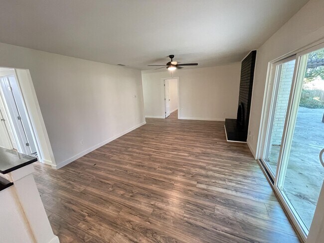 Building Photo - 6607 Starstreak Dr