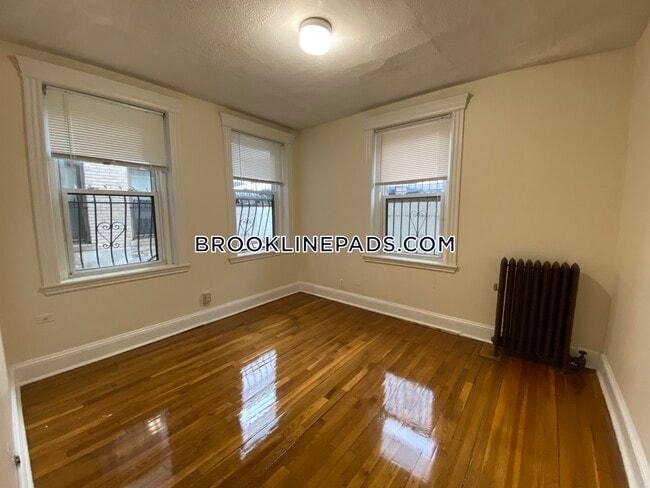 Building Photo - 364 Riverway