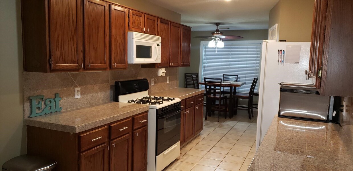 Building Photo - 205 Sharnoll Cir