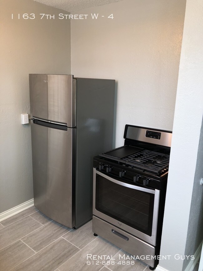 Building Photo - Beautifully Rehabbed Studio Apartment