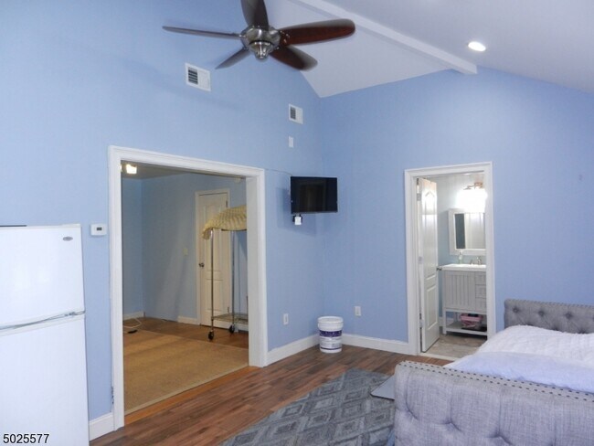 Building Photo - 16 Lincoln Blvd