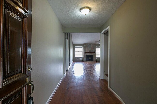 Foto del edificio - 3107 Wagon Trail Dr