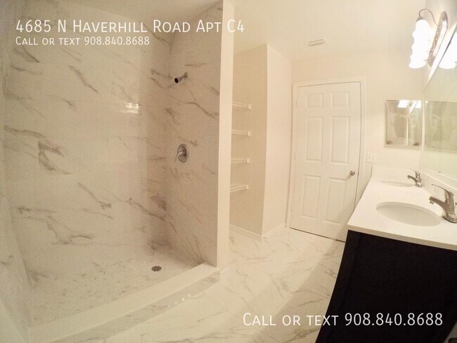 Building Photo - Spacious 2/2 In West Palm Beach w/ Water I...